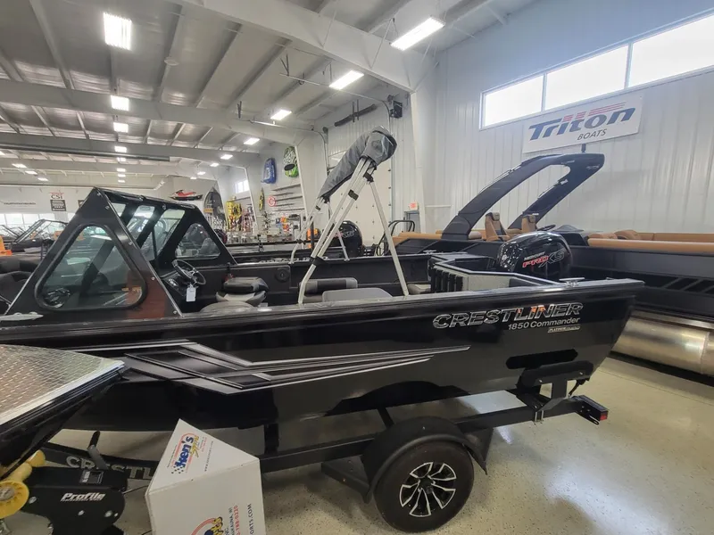 Slide: The Image of Crestliner 1850 Commander 2025 - 11