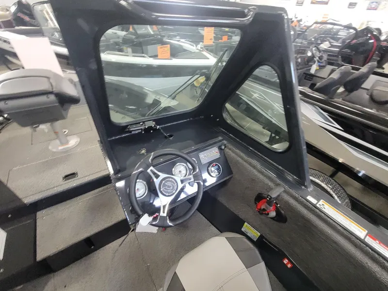 Slide: The Image of Crestliner 1850 Commander 2025 - 12