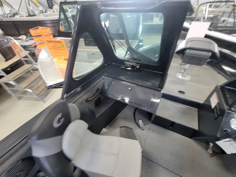 Slide: The Image of Crestliner 1850 Commander 2025 - 13