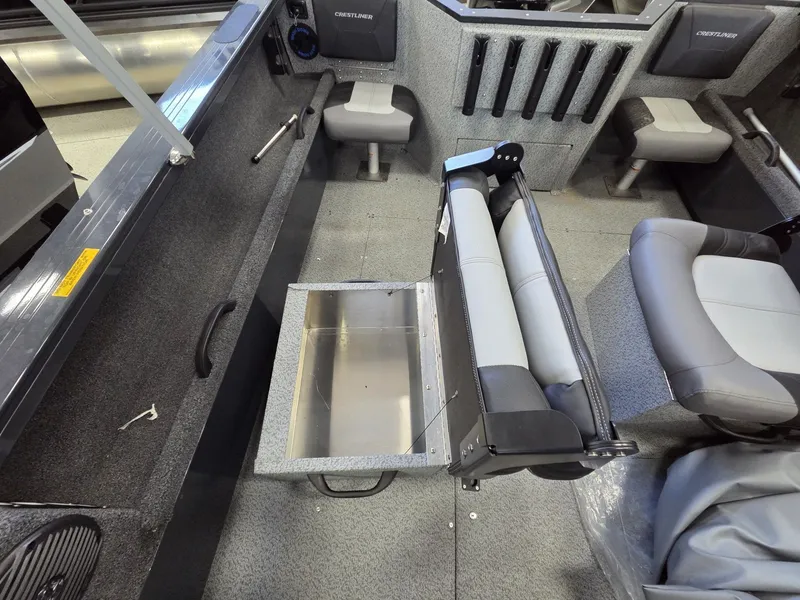 Slide: The Image of Crestliner 1850 Commander 2025 - 14