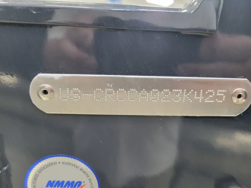 Slide: The Image of Crestliner 1850 Commander 2025 - 17