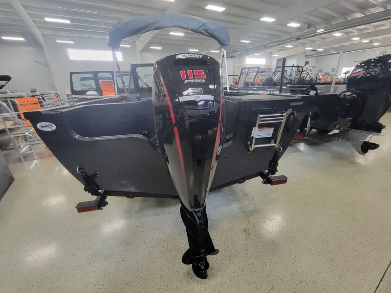 Slide: The Image of Crestliner 1850 Commander 2025 - 4