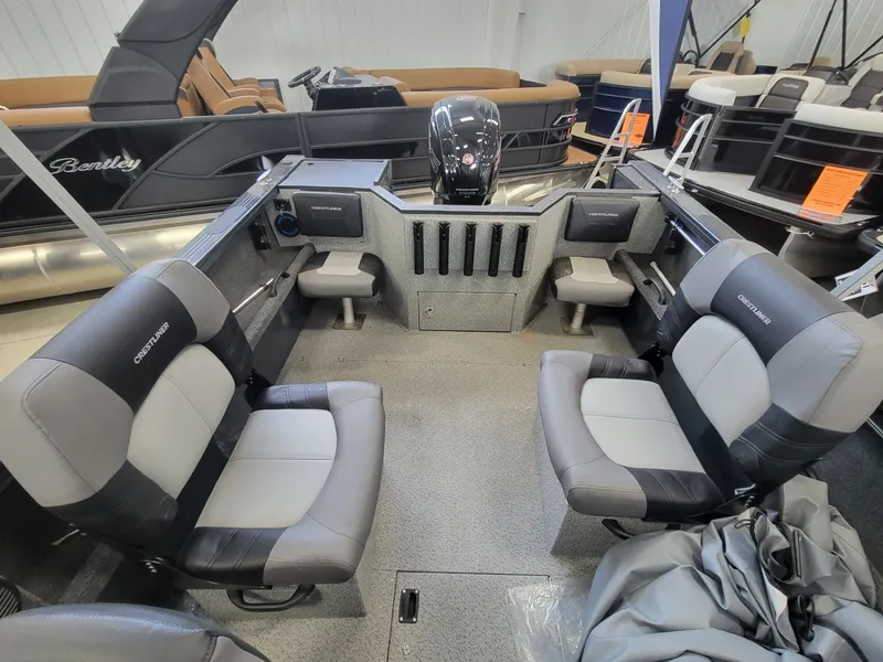 Slide: The Image of Crestliner 1850 Commander 2025 - 6