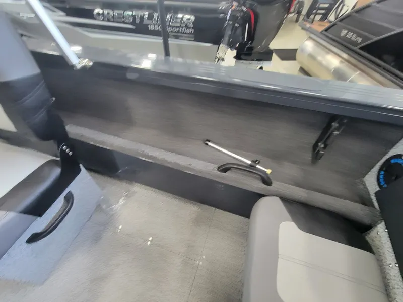 Slide: The Image of Crestliner 1850 Commander 2025 - 8