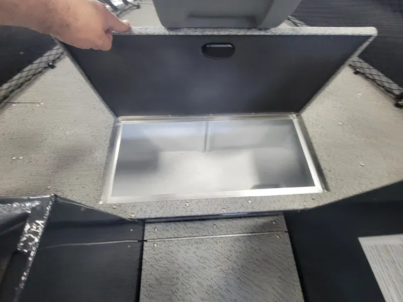 Slide: The Image of Crestliner 1850 Commander 2025 - 9