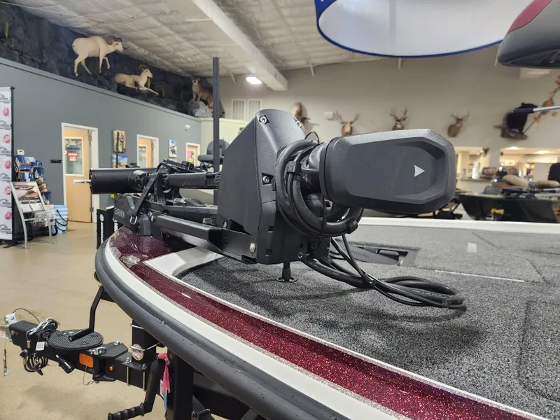 Slide: The Image of 2025 Nitro Z20 XL Pro boat in showroom, featuring advanced trolling motor. - 40