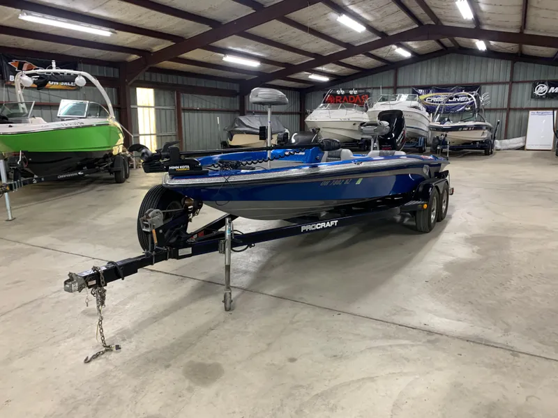Slide: The Image of 1998 ProCraft 200 Bass boat in a spacious indoor showroom. - 6