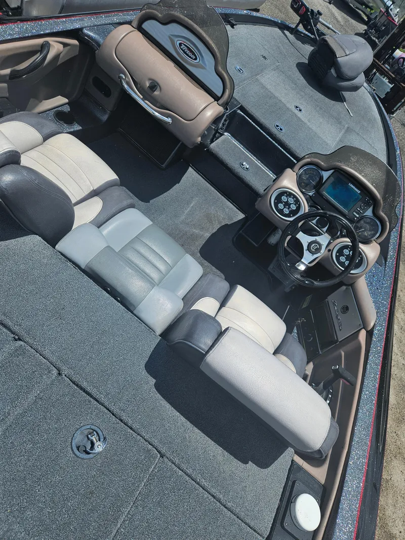 Slide: The Image of 2006 Triton Tr-21X HP boat seat, gray and white upholstery, on deck. - 15