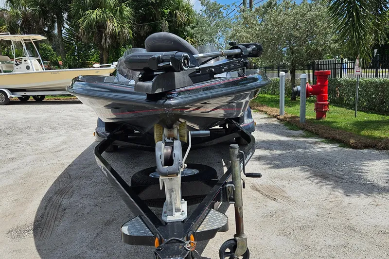 Slide: The Image of 2006 Triton Tr-21X HP boat interior with dual seats and steering console. - 6