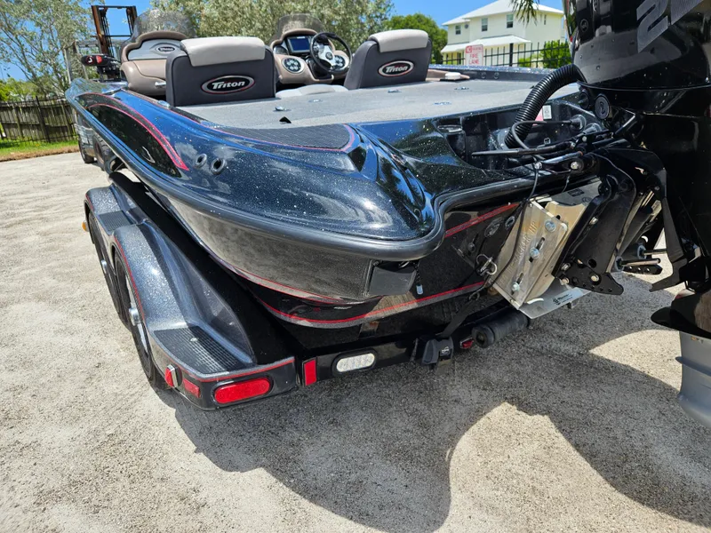 Slide: The Image of 2006 Triton Tr-21X HP dashboard with capacity label and ignition keys. - 8