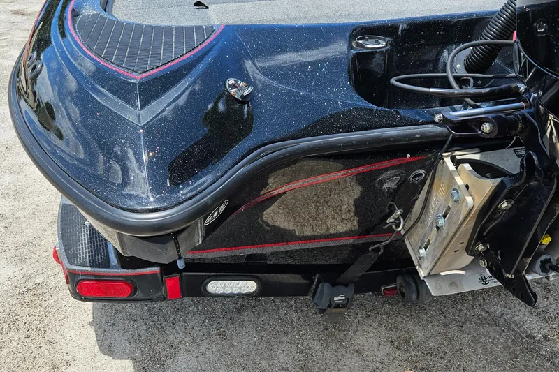 Slide: The Image of 2006 Triton Tr-21X HP boat interior with gray and beige seating. - 9