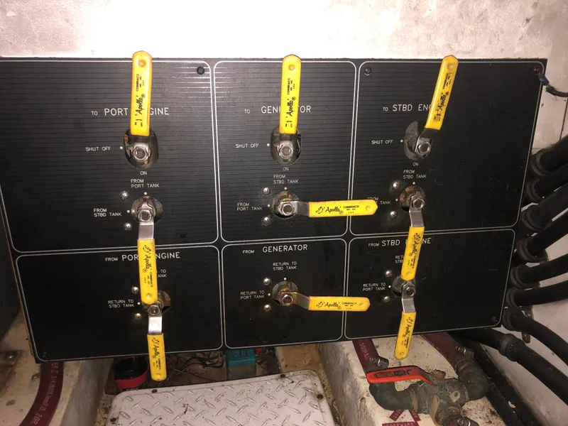 Slide: The Image of Bayliner 4788 Pilot House Motoryacht 1996 - 50