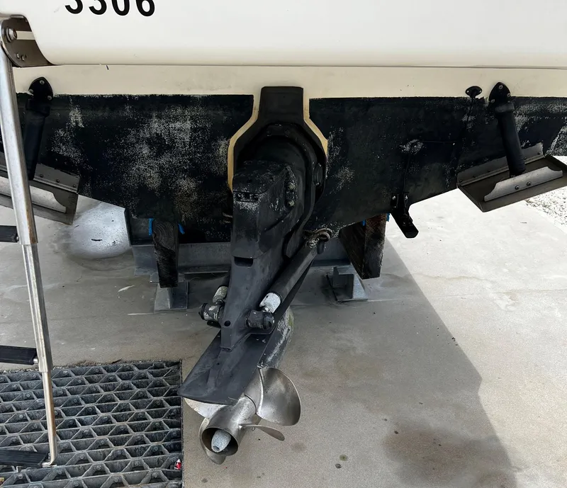 Slide: The Image of 2006 Sea Ray 260 Sundancer boat stern with propeller and outdrive. - 11