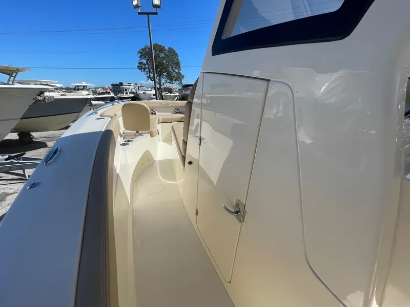 Slide: The Image of Scout 260 LXF 2025 - 10