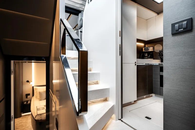 Slide: The Image of Azimut S8 2023 - 35