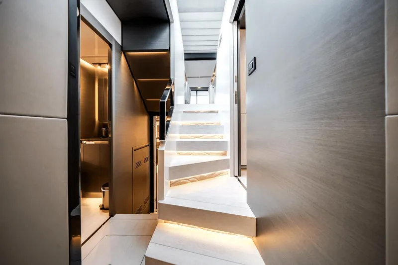 Slide: The Image of Azimut S8 2023 - 38