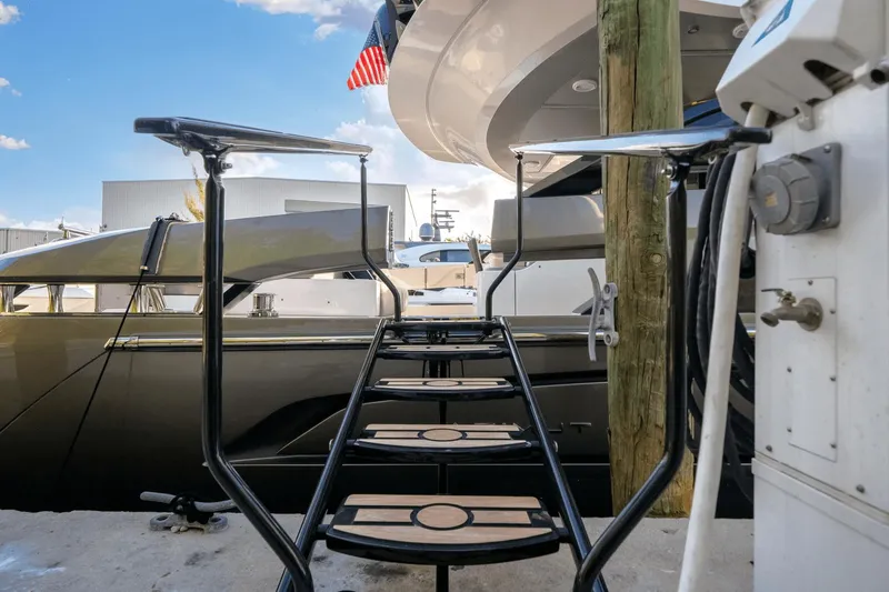 Slide: The Image of Azimut S8 2023 - 7