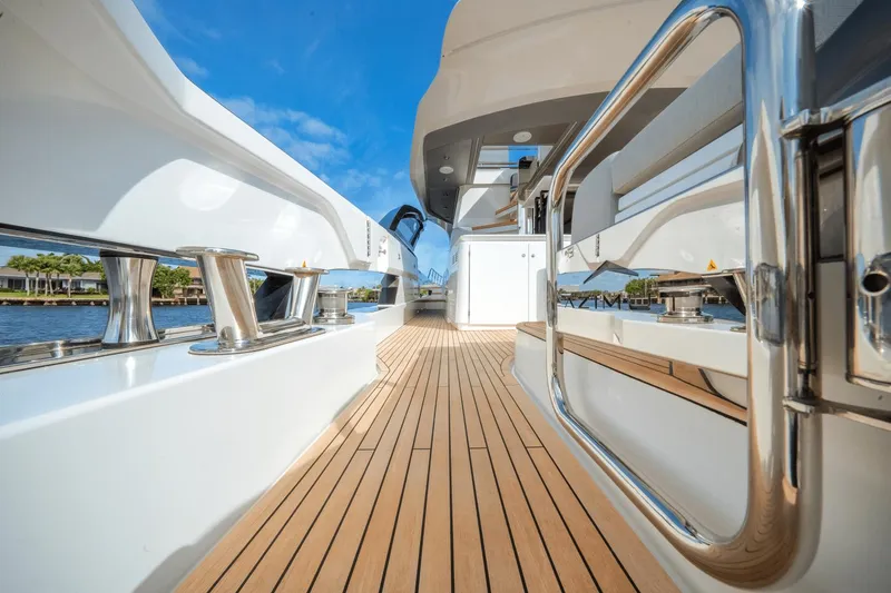 Slide: The Image of Azimut S8 2023 - 77