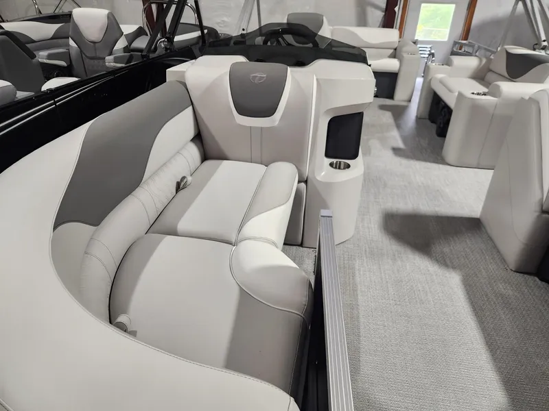 Slide: The Image of Tahoe LTZ 2185 ELITE 2025 - 3