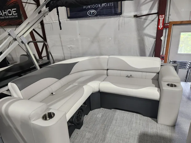 Slide: The Image of Tahoe LTZ 2185 ELITE 2025 - 7