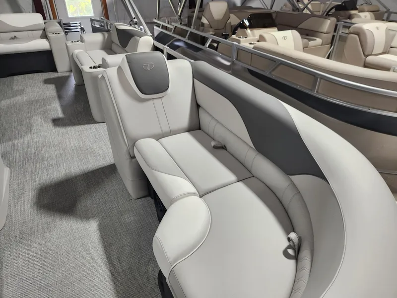 Slide: The Image of Tahoe LTZ 2185 ELITE 2025 - 9