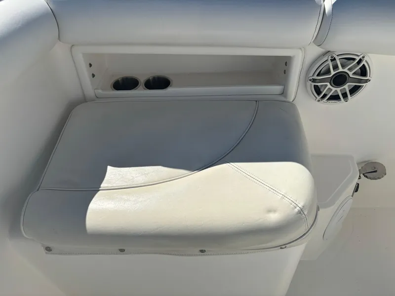 Slide: The Image of 2002 Marlago 35 FS boat seat with cup holders and speaker. - 44