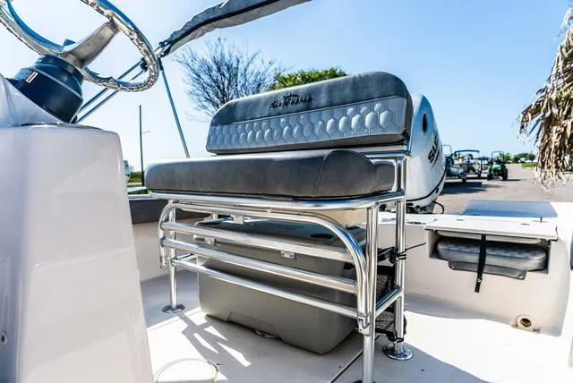 Slide: The Image of Sea Chaser 21 LX 2025 - 10