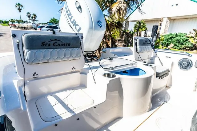 Slide: The Image of Sea Chaser 21 LX 2025 - 7