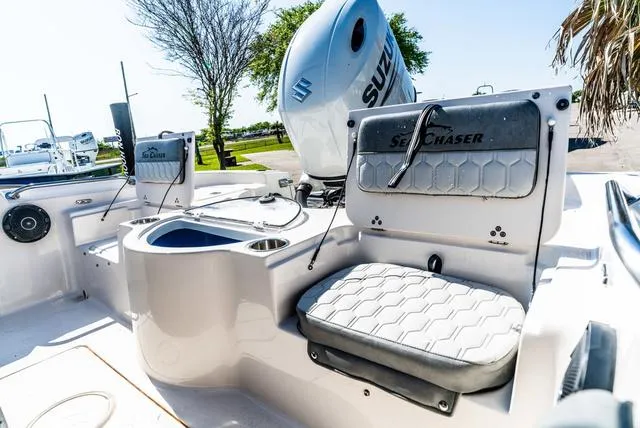 Slide: The Image of Sea Chaser 21 LX 2025 - 8