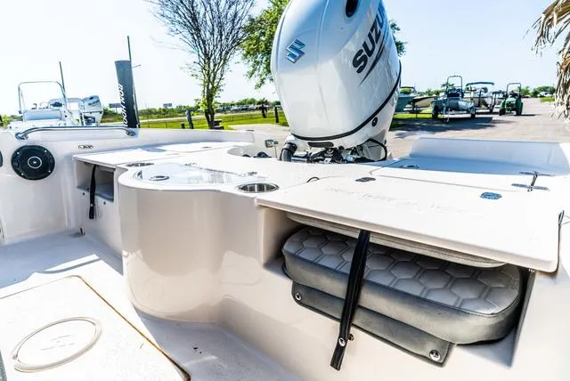 Slide: The Image of Sea Chaser 21 LX 2025 - 9