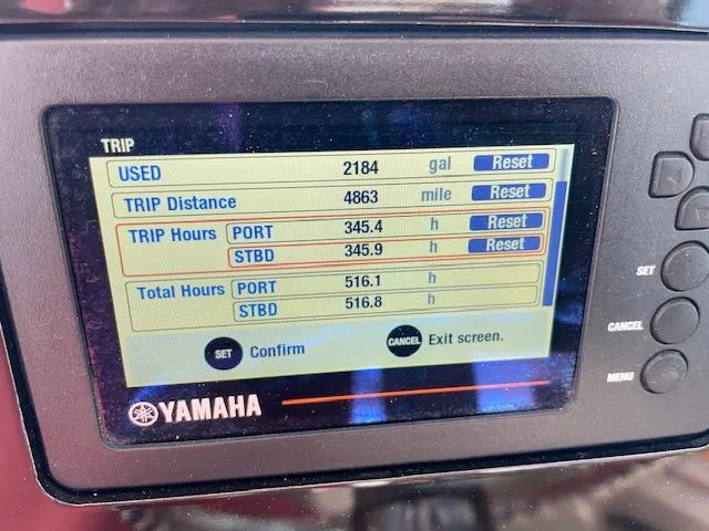 Slide: The Image of Yamaha boat trip display showing fuel usage, distance, and engine hours. Pursuit 265 DC, 2018 model. - 20