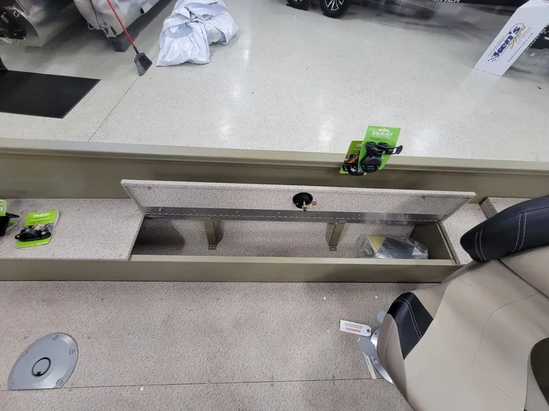 Slide: The Image of Crestliner 1800 Kodiak Tiller 2025 - 15