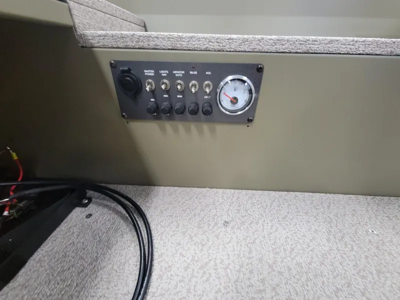 Slide: The Image of Crestliner 1800 Kodiak Tiller 2025 - 18