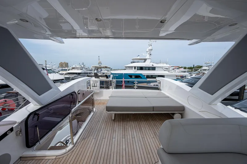 Slide: The Image of Sunseeker Manhattan 68 2022 - 50