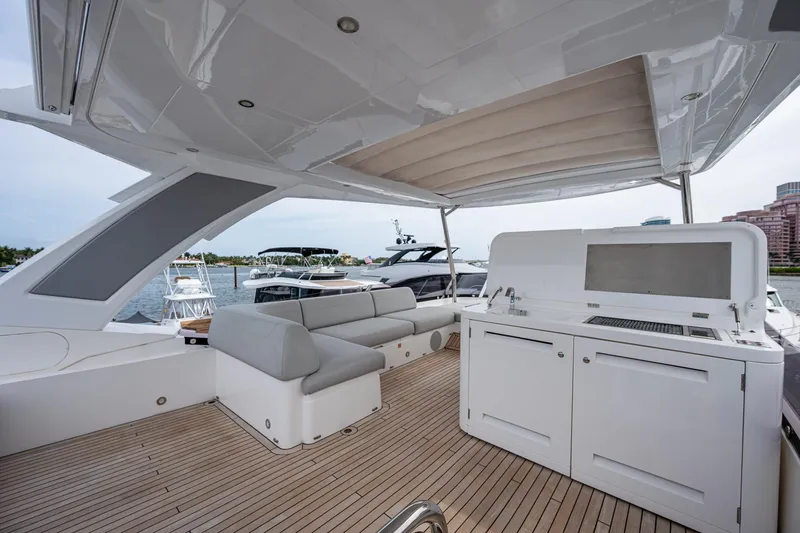 Slide: The Image of Sunseeker Manhattan 68 2022 - 52