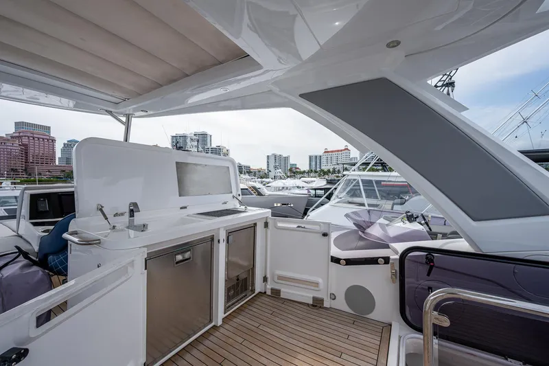 Slide: The Image of Sunseeker Manhattan 68 2022 - 54