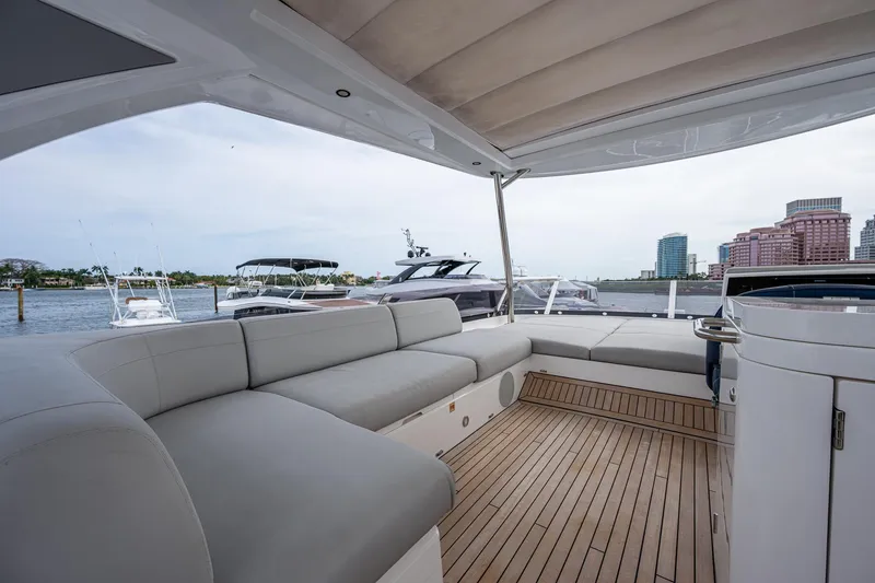 Slide: The Image of Sunseeker Manhattan 68 2022 - 56