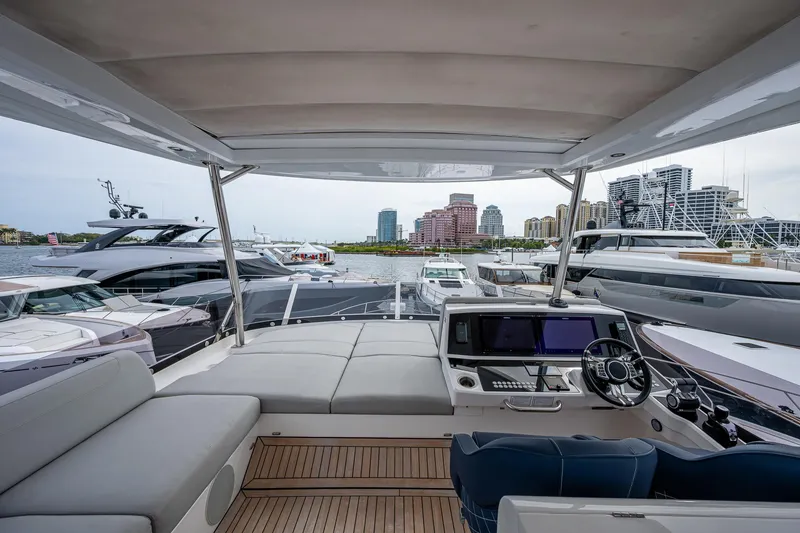 Slide: The Image of Sunseeker Manhattan 68 2022 - 58