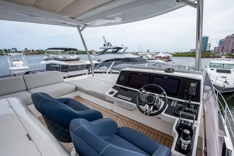 Slide: The Image of Sunseeker Manhattan 68 2022 - 59