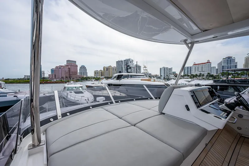 Slide: The Image of Sunseeker Manhattan 68 2022 - 62