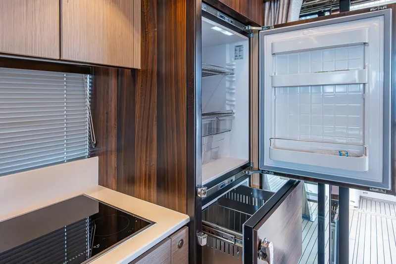 Slide: The Image of Sunseeker Manhattan 68 2022 - 68