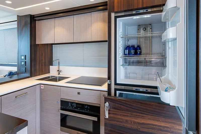 Slide: The Image of Sunseeker Manhattan 68 2022 - 69