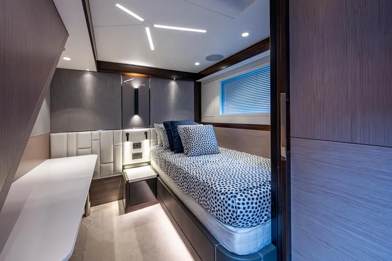 Slide: The Image of Sunseeker Manhattan 68 2022 - 85