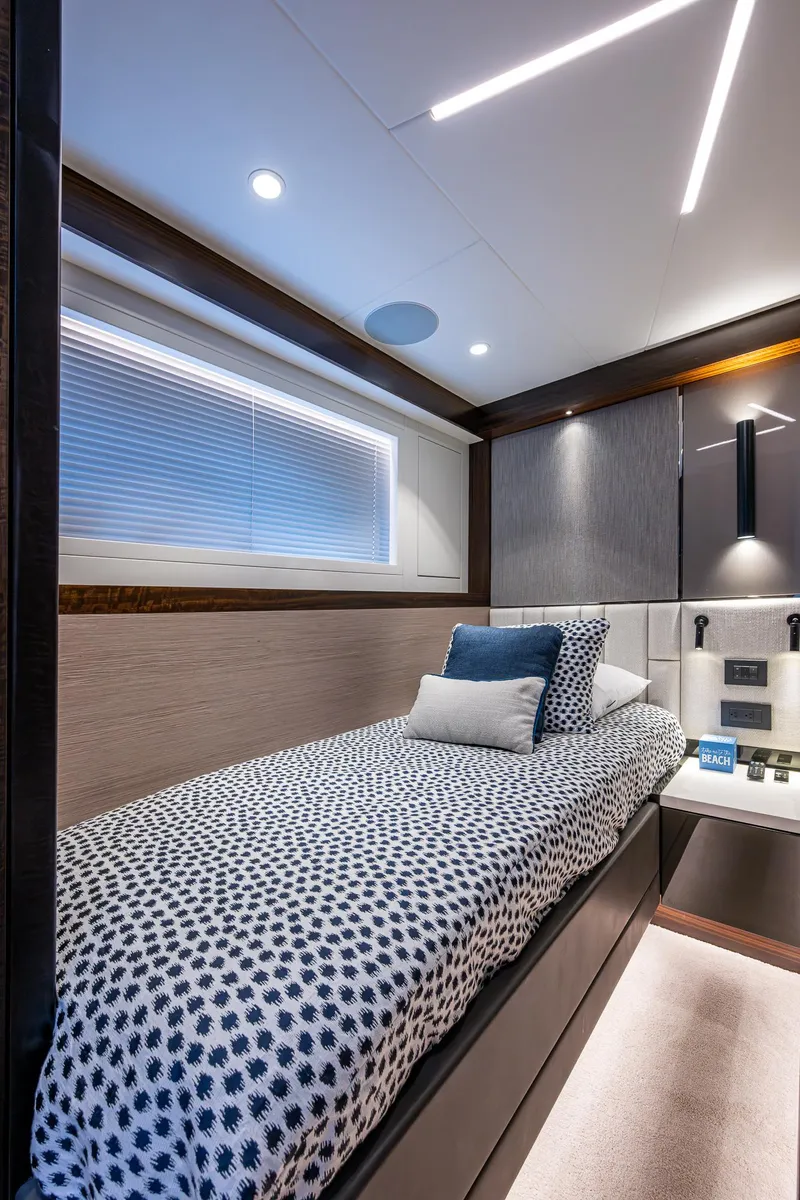 Slide: The Image of Sunseeker Manhattan 68 2022 - 89