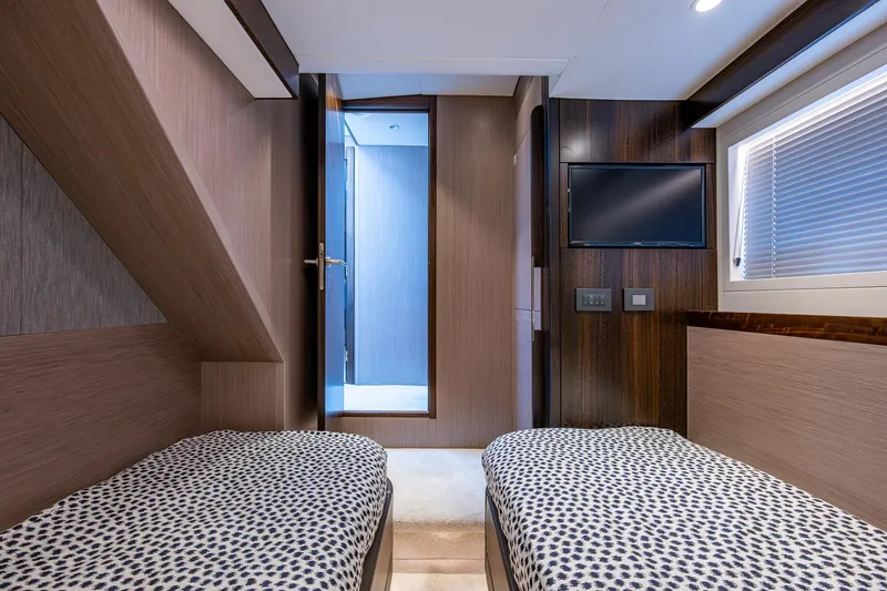 Slide: The Image of Sunseeker Manhattan 68 2022 - 91