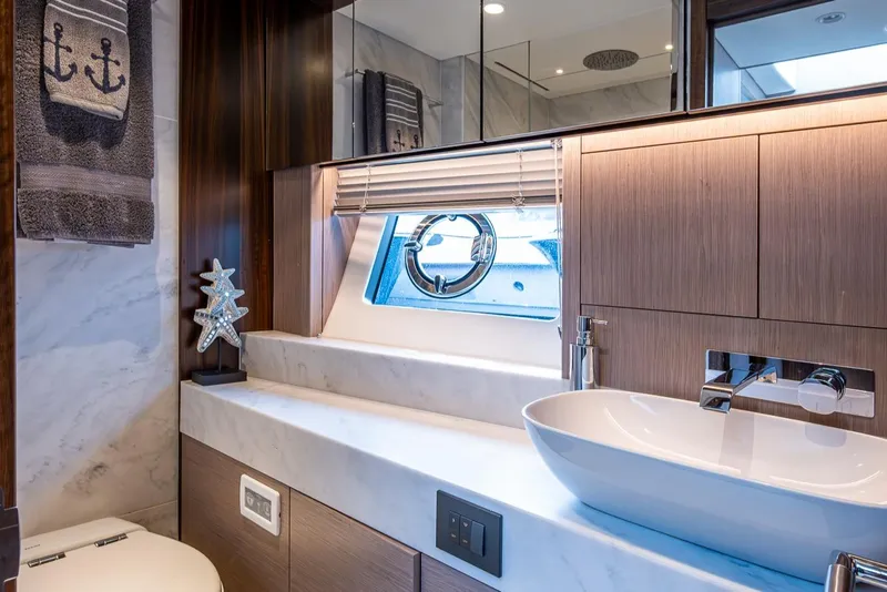 Slide: The Image of Sunseeker Manhattan 68 2022 - 93