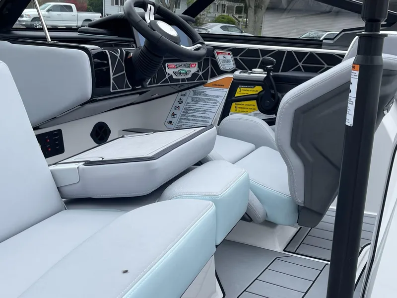 Slide: The Image of Nautique Ski Nautique 200 2025 - 10