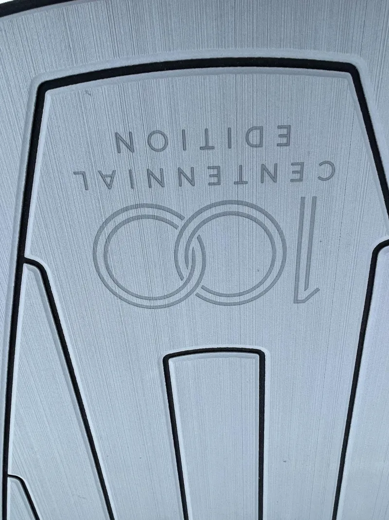 Slide: The Image of Nautique Ski Nautique 200 2025 - 12