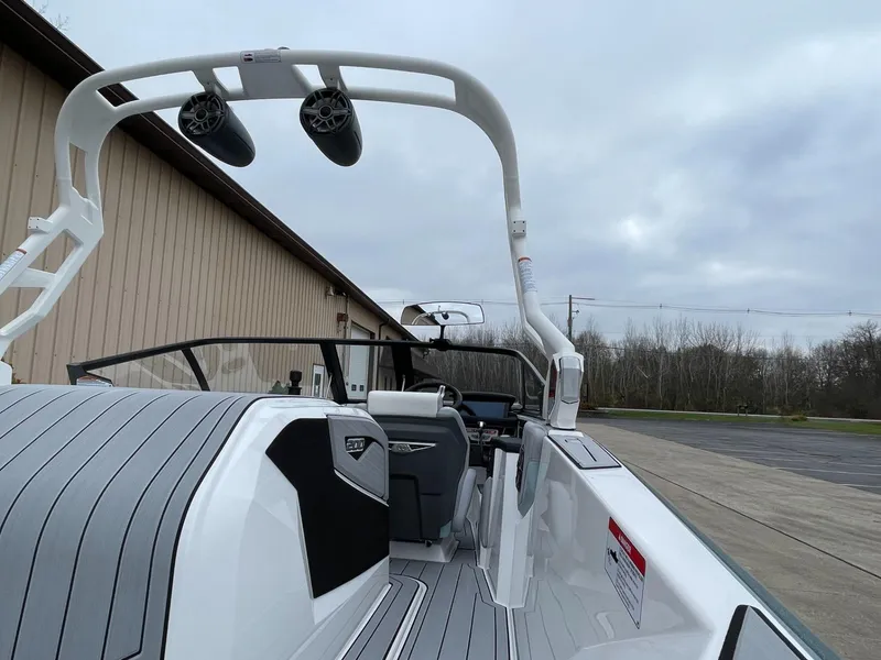 Slide: The Image of Nautique Ski Nautique 200 2025 - 13