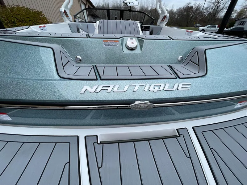 Slide: The Image of Nautique Ski Nautique 200 2025 - 15